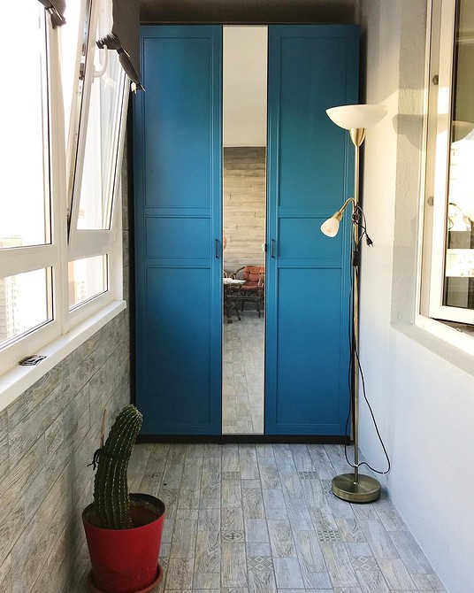 Wykorzystaj przestrzeń Praktyczna szafa na balkonie: optymalne wykorzystanie przestrzeni i organizacji.