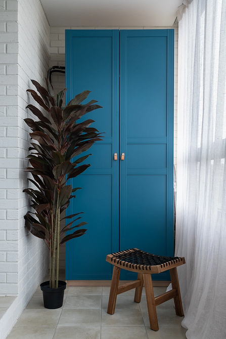 Szafa: porządek na balkonie Aranżacja balkonu z szafą: funkcjonalne przechowywanie i organizacja małej przestrzeni