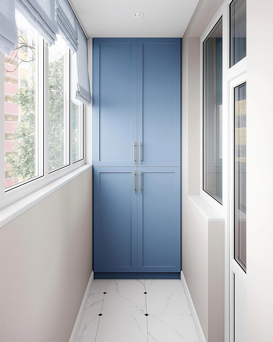 Nowoczesna szafa na balkon: efektywne przechowywanie i aranżacja małego balkonu.