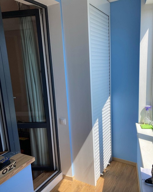 Praktyczna szafa na balkonie z półkami do przechowywania przetworów i innych przedmiotów.