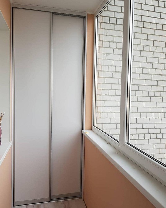 Stylowa szafa Organizacja przestrzeni na balkonie: stylowa szafa i dekoracje, szafa na wymiar.