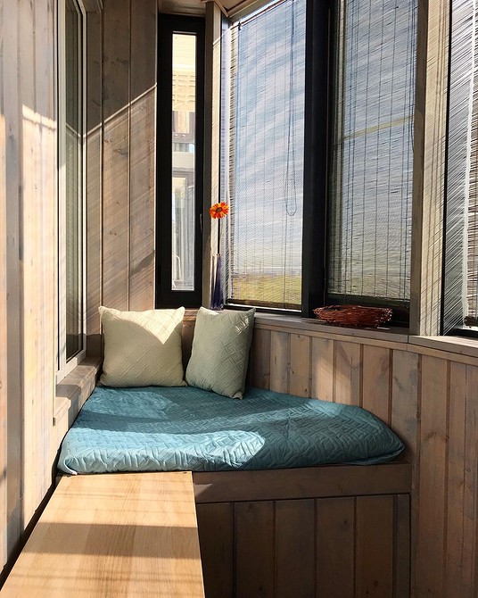 Drewniana szafa na balkonie: ekologiczna i estetyczna opcja na przytulny balkon.