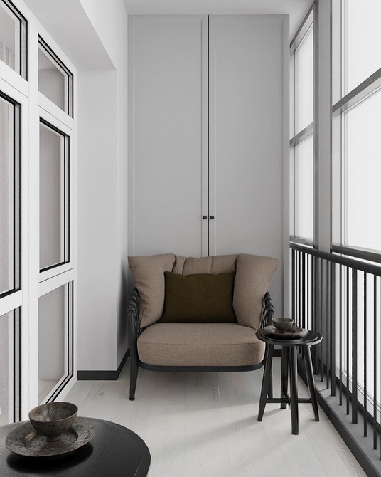 Otwarta szafa-regał na balkonie: stylowe przechowywanie książek i elementów dekoracyjnych na balkonie.