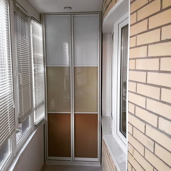 Narożna szafa na balkonie: idealne rozwiązanie dla małych przestrzeni, oszczędność miejsca.