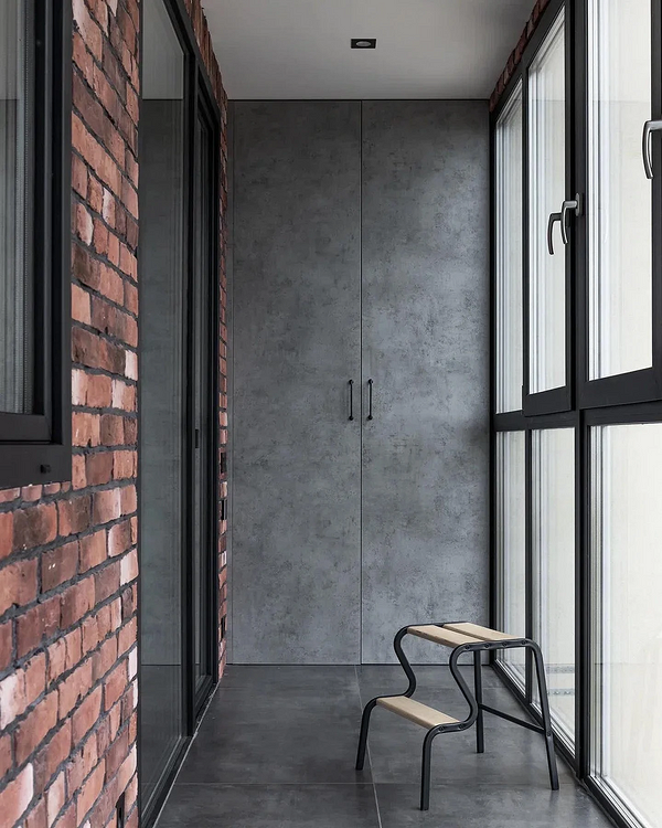 Praktyczna szafa na balkonie z półkami na narzędzia i przetwory.