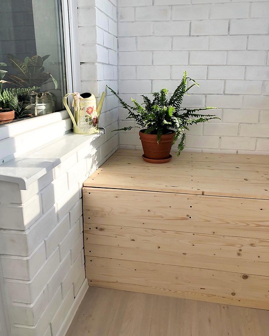 Kompaktowa szafa przesuwna na balkonie: oszczędność miejsca i stylowy design.