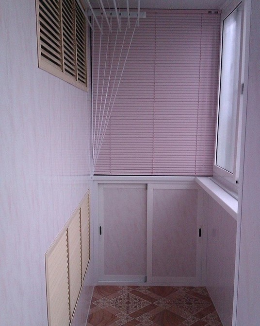 Szafa-kupe na balkonie: wygodne przesuwane drzwi i maksymalna przestrzeń do przechowywania akcesoriów.