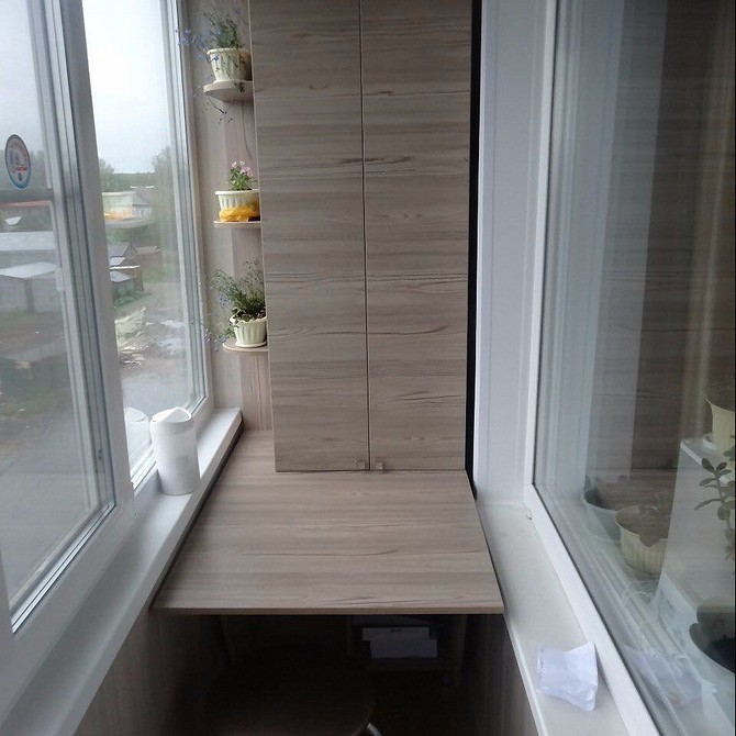 Szafa z roletami na balkonie: nowoczesny i praktyczny wariant przechowywania.