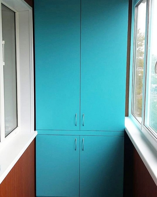 Szafa na balkonie: inspiracja Nowoczesny balkon z szafą w zabudowie dla efektywnego przechowywania – inspiracja