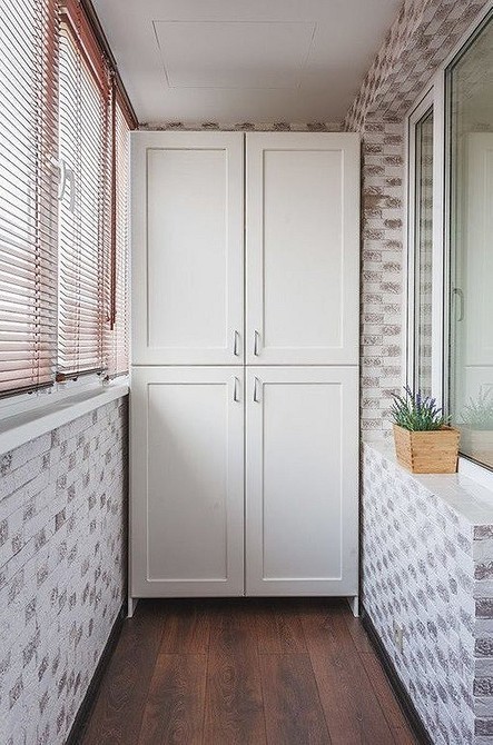 Projekt z szafą Projekt balkonu z szafą: stylowe i praktyczne rozwiązanie na małym balkonie.