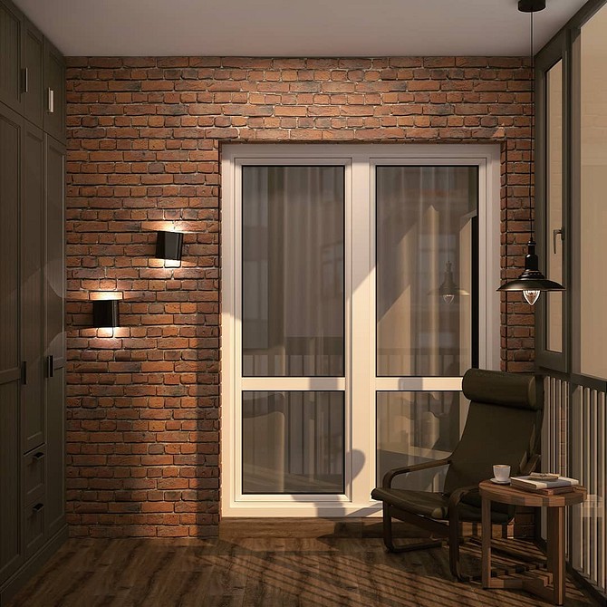 Otwarta szafa na balkonie z półkami na kwiaty i elementy dekoracyjne.