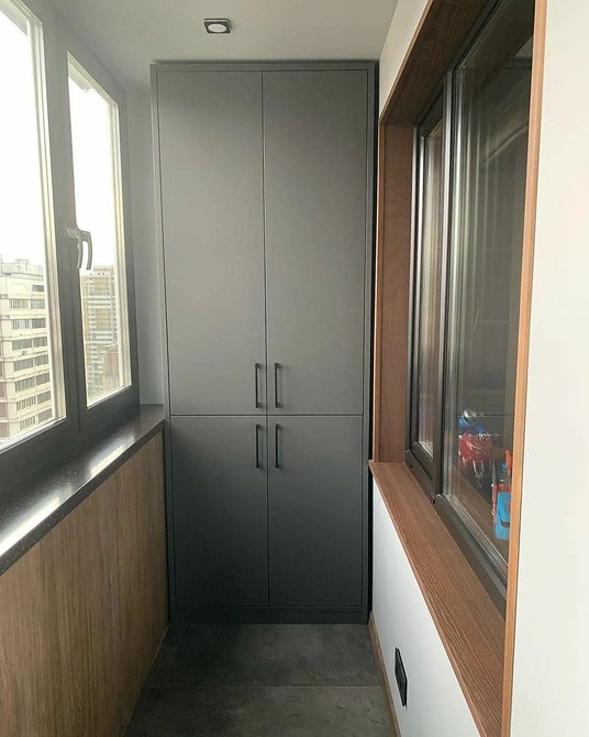 Relaks i porządek Aranżacja balkonu z szafą: relaks i miejsce do przechowywania na małym balkonie.