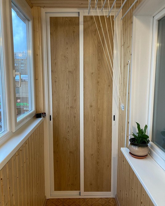 Szafa z półkami na kwiaty na balkonie: połączenie przechowywania i zieleni.