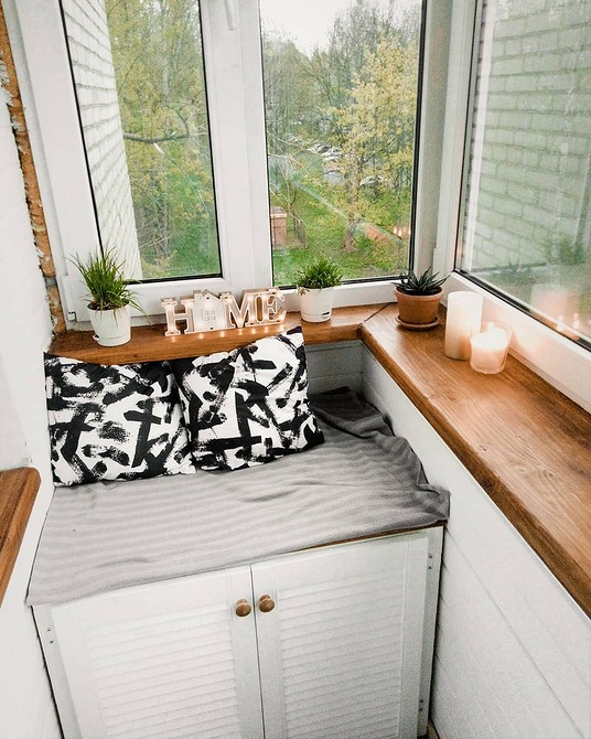 Szafa przesuwna na balkonie: stylowe i funkcjonalne rozwiązanie dla nowoczesnego balkonu.