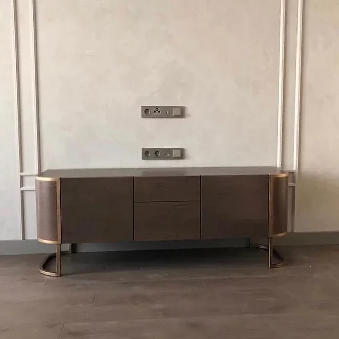 Przytulna RTV w Sypialni Niska szafka RTV w sypialni. Tworzy przytulną atmosferę, idealna do małych przestrzeni.