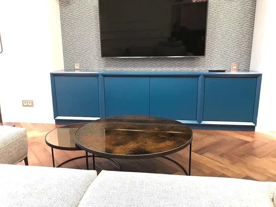 Funkcjonalna Tumba RTV Szafka RTV w salonie z miejscem do przechowywania. Funkcjonalność i estetyka.