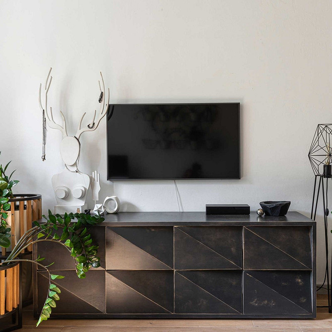 Prosta Elegancja RTV Elegancka szafka RTV. Prosty design, idealna do nowoczesnego salonu.