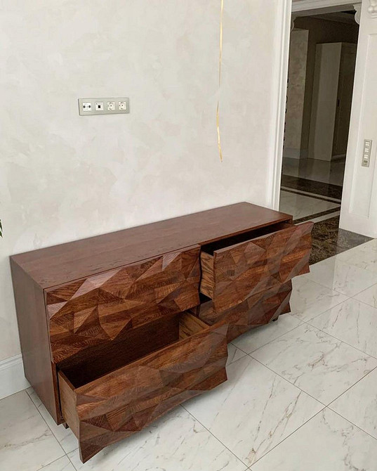 Dekoracje i RTV Szafka RTV z dekoracyjnymi elementami. Ożywia aranżację salonu.