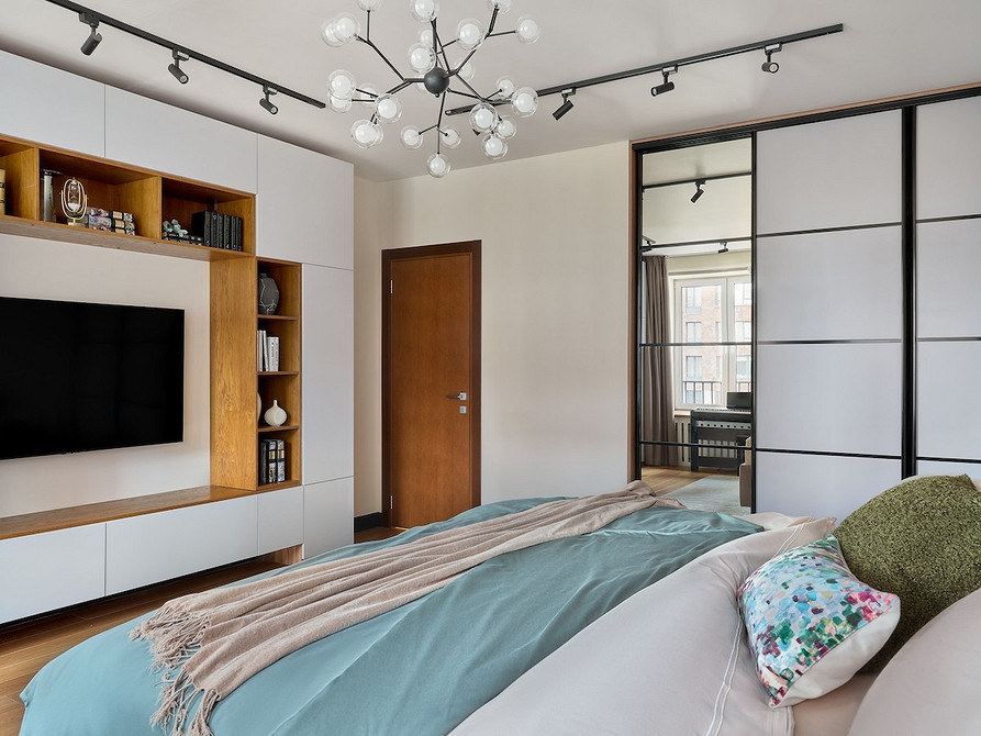 Nowoczesne wnętrze szafy przesuwnej: półki i szuflady - szafa do sypialni.