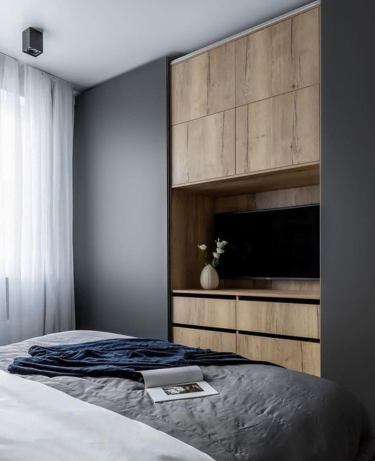 Stylowa szafa przesuwna z kombinowanym frontem i funkcjonalnym wnętrzem do małego mieszkania.