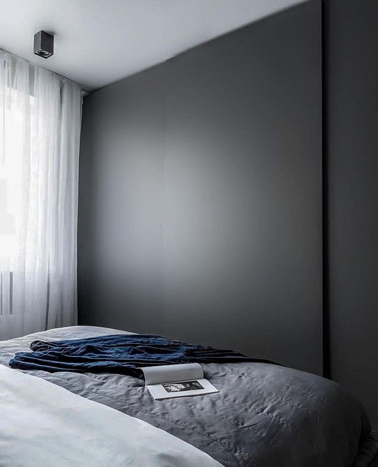 Nowoczesna szafa przesuwna z lustrami do sypialni, idealna organizacja wnętrza.