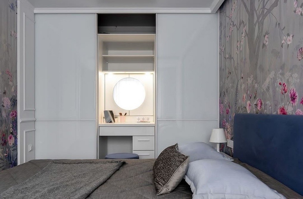 Narożna szafa przesuwna: efektywne wykorzystanie przestrzeni w małej sypialni.