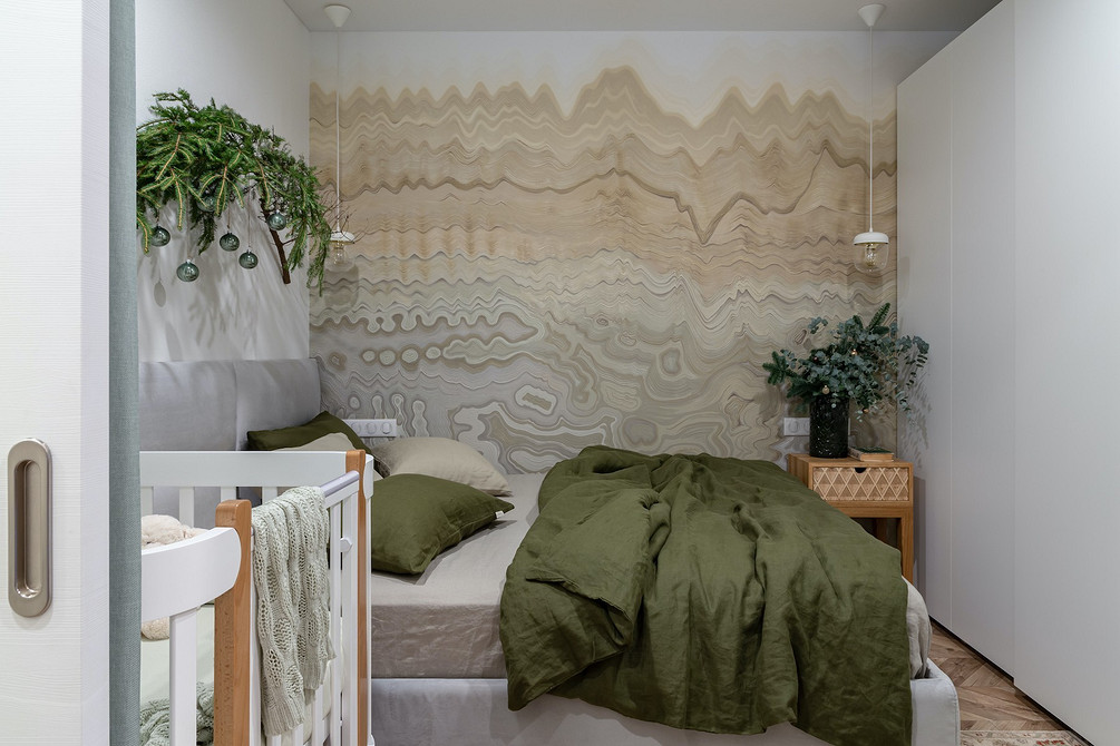 Szafa przesuwna z otwartymi półkami i zamkniętymi sekcjami w sypialni.