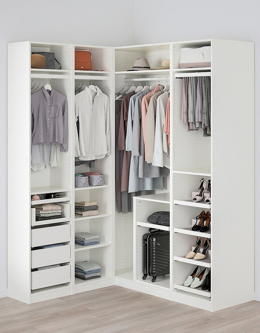 Przestronna szafa przesuwna: sekcje na ubrania, buty i akcesoria w sypialni.