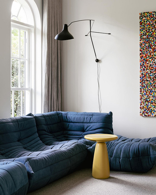 Niebieska sofa w przestronnym salonie – aranżacje ekspertów na udane wnętrze w 2026.