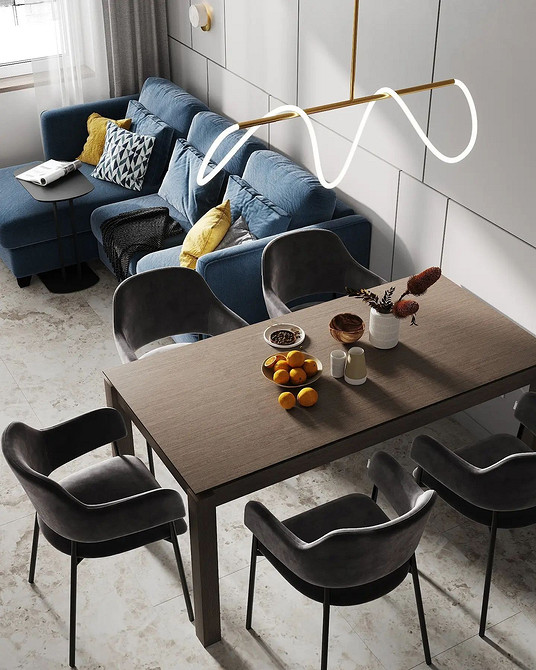 Nowoczesny salon z niebieską sofą i drewnianymi elementami dekoracyjnymi.