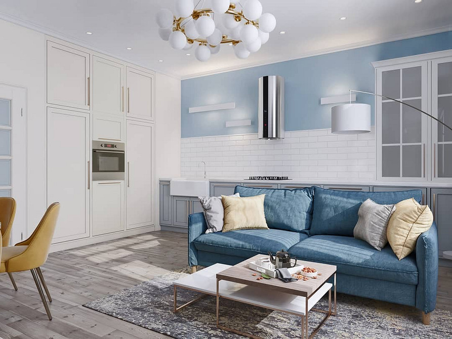 Jasne wnętrze z akcentem na niebieską sofę. Inspiracje i porady dotyczące wystroju.