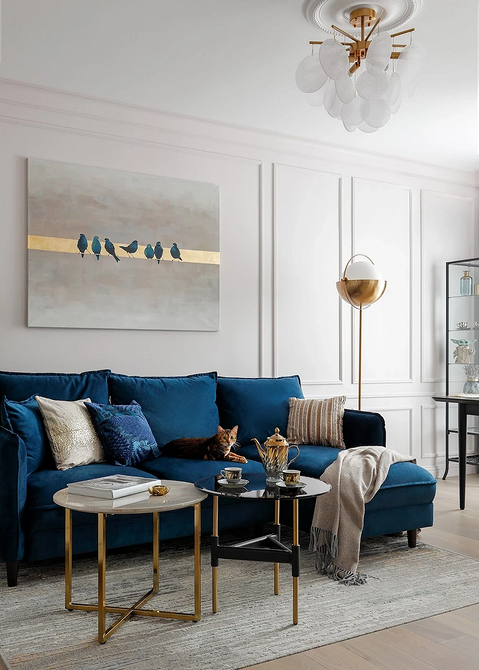 Luksusowa, welurowa niebieska sofa w eleganckim salonie ze stylowym wystrojem.