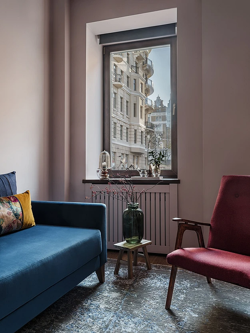 Niebieska sofa jako kluczowy element nowoczesnego wnętrza w aranżacjach na 2026.