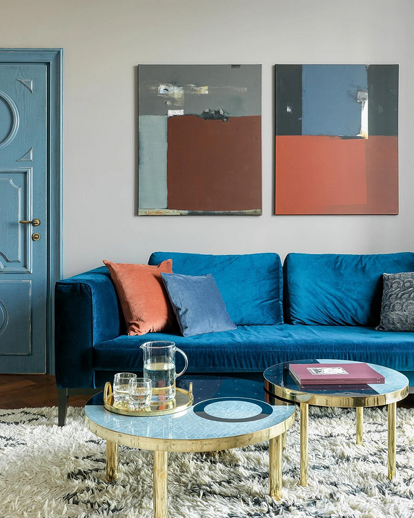 Niebieska sofa welurowa w minimalistycznym salonie – aranżacje na 2026 rok.