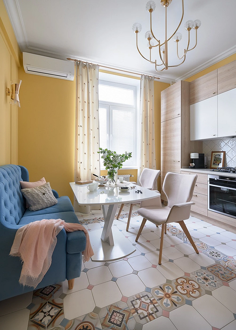 Niebieskie odcienie sofy Odcienie niebieskiego w aranżacji wnętrz: sofa i dekoracje w pokoju.