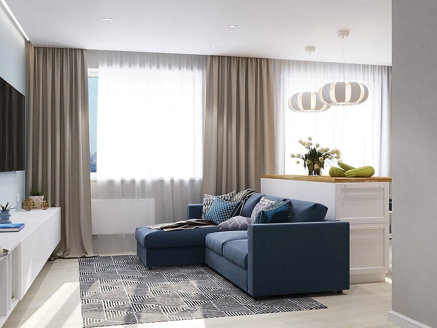 Jasny salon z niebieską sofą, dywanem z geometrycznym wzorem i dużym oknem.