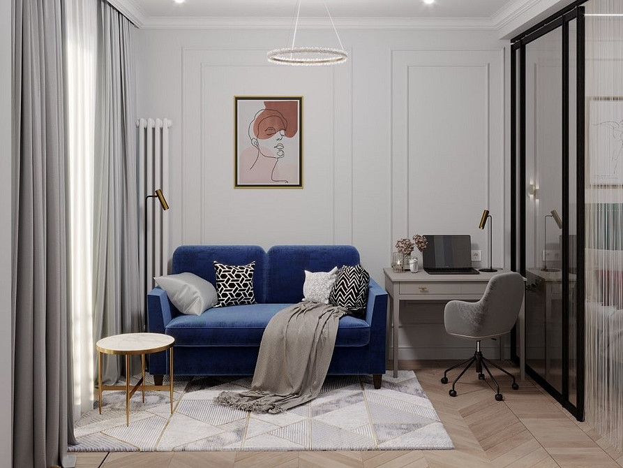 Stylowa niebieska sofa w salonie z elementami drewna, tworząca przytulną atmosferę.