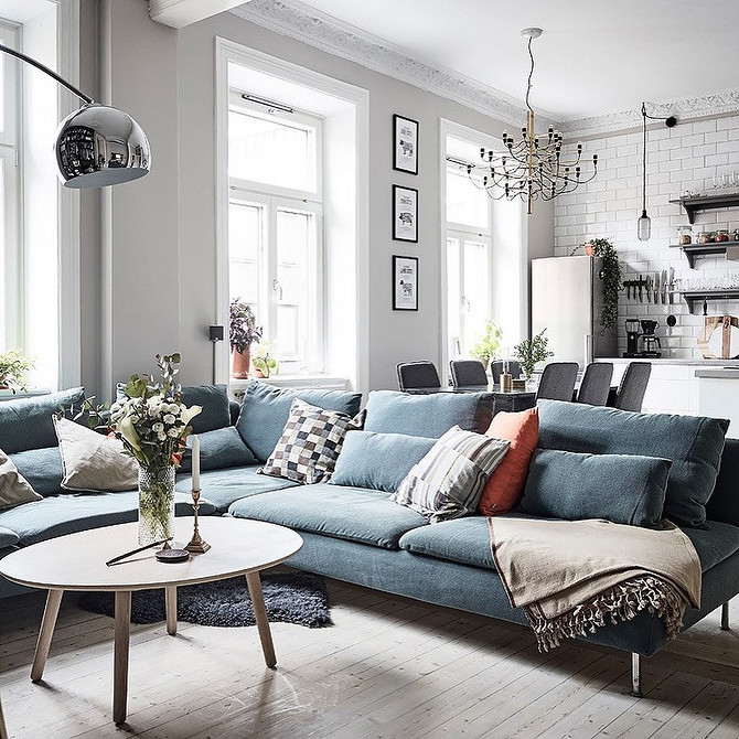 Luksusowa niebieska skórzana sofa w klasycznym wnętrzu z wyrafinowanymi meblami i wystrojem.