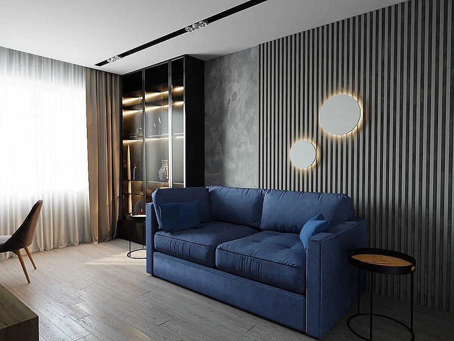 Przytulny salon z niebieską sofą i drewnianymi elementami – aranżacja w stylu minimalizmu 2026.