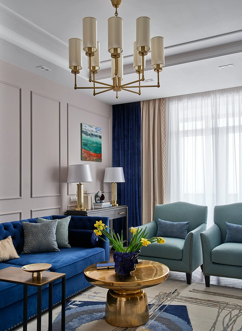 Niebieska sofa z poduszkami w różnych kolorach. Kreatywne połączenia kolorów i dekoracje.