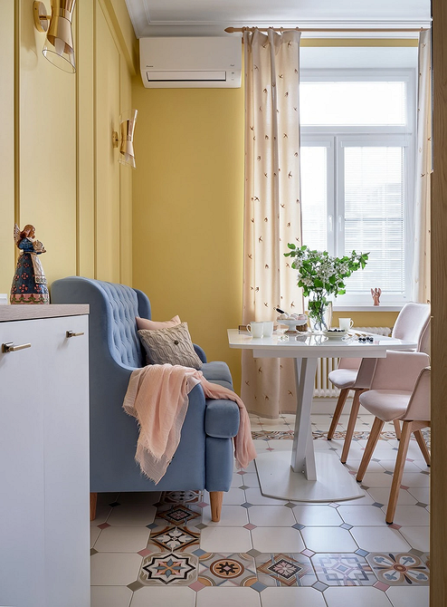 Stylowa niebieska sofa Salon z niebieską sofą, poduszkami dekoracyjnymi i dywanem w harmonii.