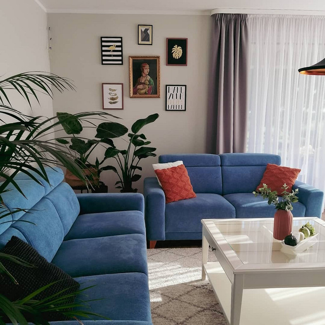 Harmonia z niebieską sofą Aranżacja wnętrz z niebieską sofą: harmonia kolorów i styl skandynawski