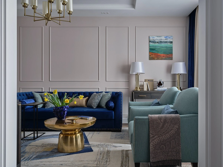 Elegancka niebieska sofa w klasycznym wnętrzu. Luksusowy design mieszkania.