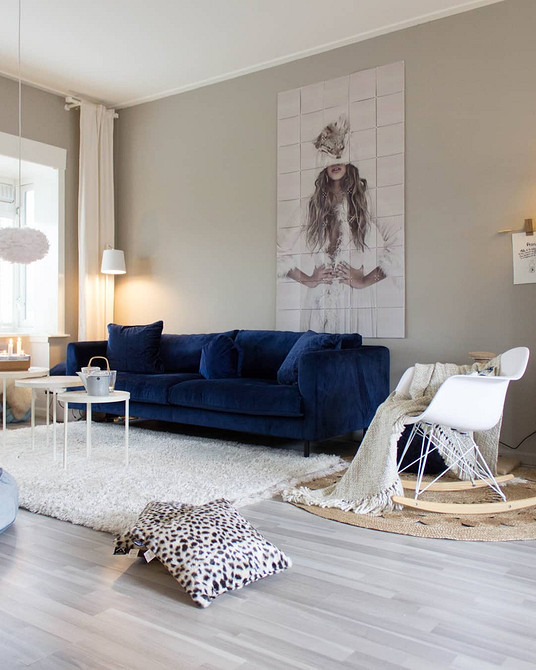 Inspirujący salon z niebieską sofą – najlepsze połączenia kolorów i stylów w 2026 roku.