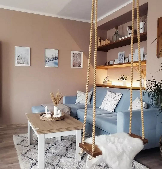 Stylowy salon z niebieską sofą: paleta kolorów i aranżacje dla małego mieszkania 2026.