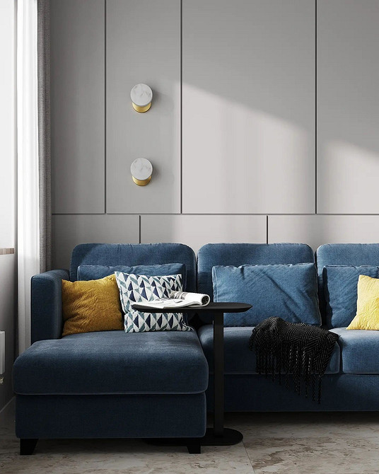 Stylowy salon z niebieską sofą. Idealne rozwiązanie dla małego mieszkania.