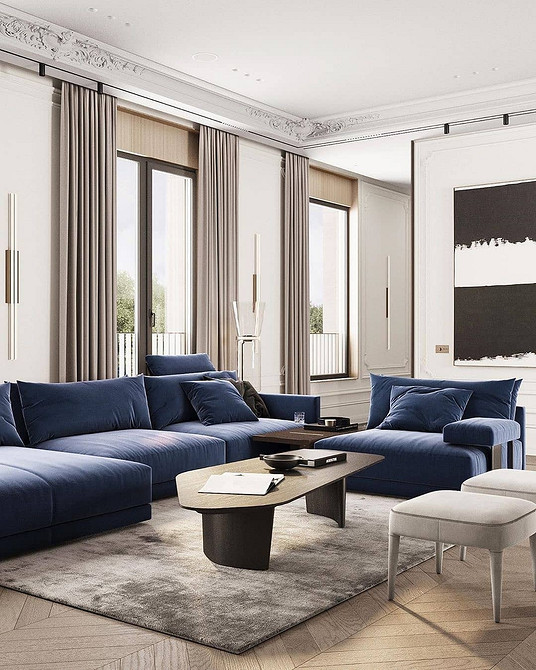 Wnętrze salonu z niebieską sofą i stolikiem kawowym. Inspirujący design wnętrz.