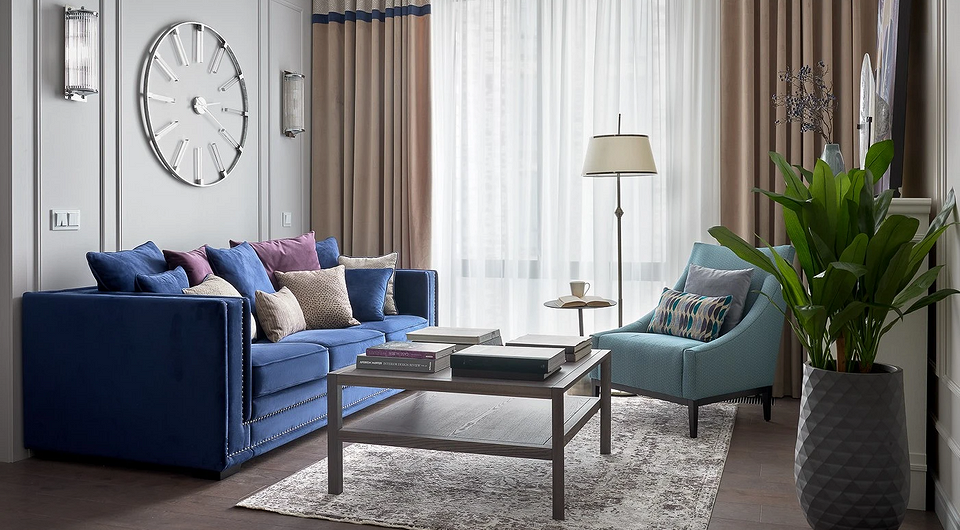 Inspirująca niebieska sofa Niebieska sofa w salonie. Inspiracje i porady dotyczące aranżacji wnętrz.