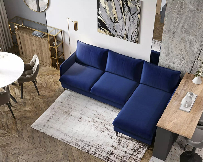 Niebieska sofa w salonie z wzorzystą tapetą. Odważne połączenie kolorów.