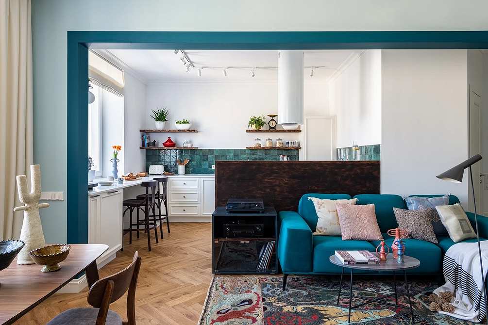 Porady dotyczące wyboru niebieskiej sofy do salonu. Inspiracje aranżacyjne 2026.